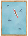 Mantarrayas: persona en una tabla de surf entre cuatro mantarrayas en agua turquesa, cuadro con marco madera (IAB-050)