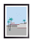 Café Palmera: palmeras junto a un café con letrero rojo bajo cielo azul claro con aves, cuadro con marco negro (PI-015)