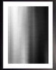 Cortina Gris: bandas verticales difusas en blanco, gris y negro, cuadro con marco negro (DEG-007)