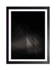 Facetas: facetas triangulares translúcidas en gris sobre fondo negro, cuadro con marco negro (ELEG-007)