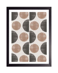 Mosaico: patrón de círculos terracota y medios círculos negros sobre fondo crema, cuadro con marco negro (F-019)
