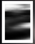 Tormenta Lenta: degradado difuso en blanco y negro con movimiento horizontal y borde blanco, cuadro con marco negro (DEG-003)