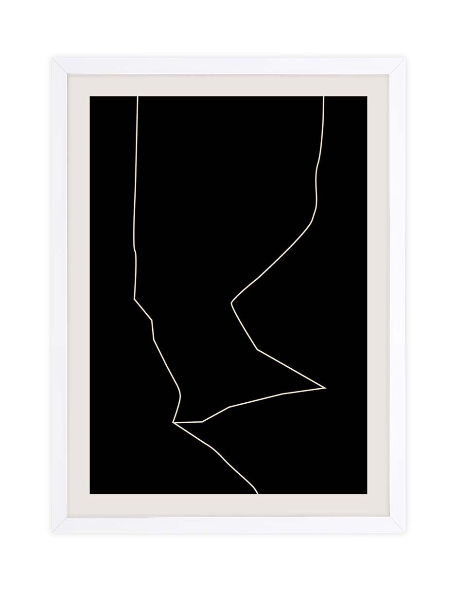 Cartografía: fondo negro con una fina línea clara quebrada sobre un paspartú crema, cuadro con marco blanco (SS-028)