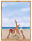 Día de Playa: mujer con sombrero leyendo en la playa, con una copa, bajo cielo azul, cuadro con marco madera (IAB-041)