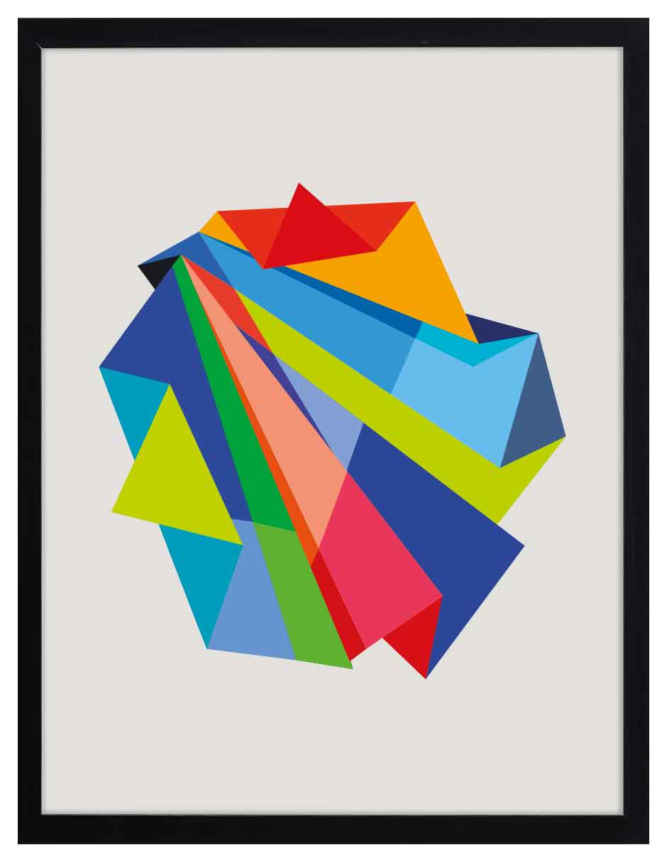 Prisma: triángulos en azul, verde lima, rojo y naranja sobre fondo gris claro, cuadro con marco negro (JG-143)