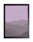 Bandada: montañas en capas malva y gris violeta con muchas aves pequeñas sobre un cielo lila, cuadro con marco negro (PI-007)