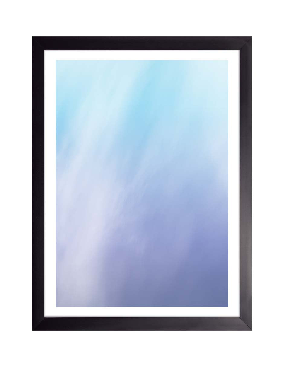 Cielo Abierto: degradado de azul cielo, lavanda y blanco con trazos diagonales, cuadro con marco negro (DEG-015)
