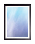 Cielo Abierto: degradado de azul cielo, lavanda y blanco con trazos diagonales, cuadro con marco negro (DEG-015)