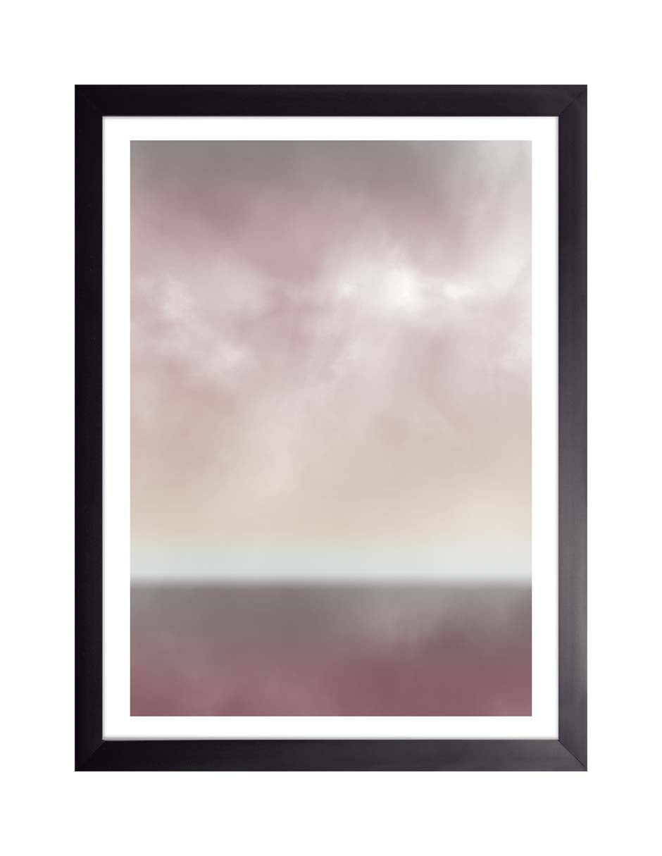 Cielo Cargado: nubes malva, gris y blanco sobre una franja oscura rosada, cuadro con marco negro (DEG-023)