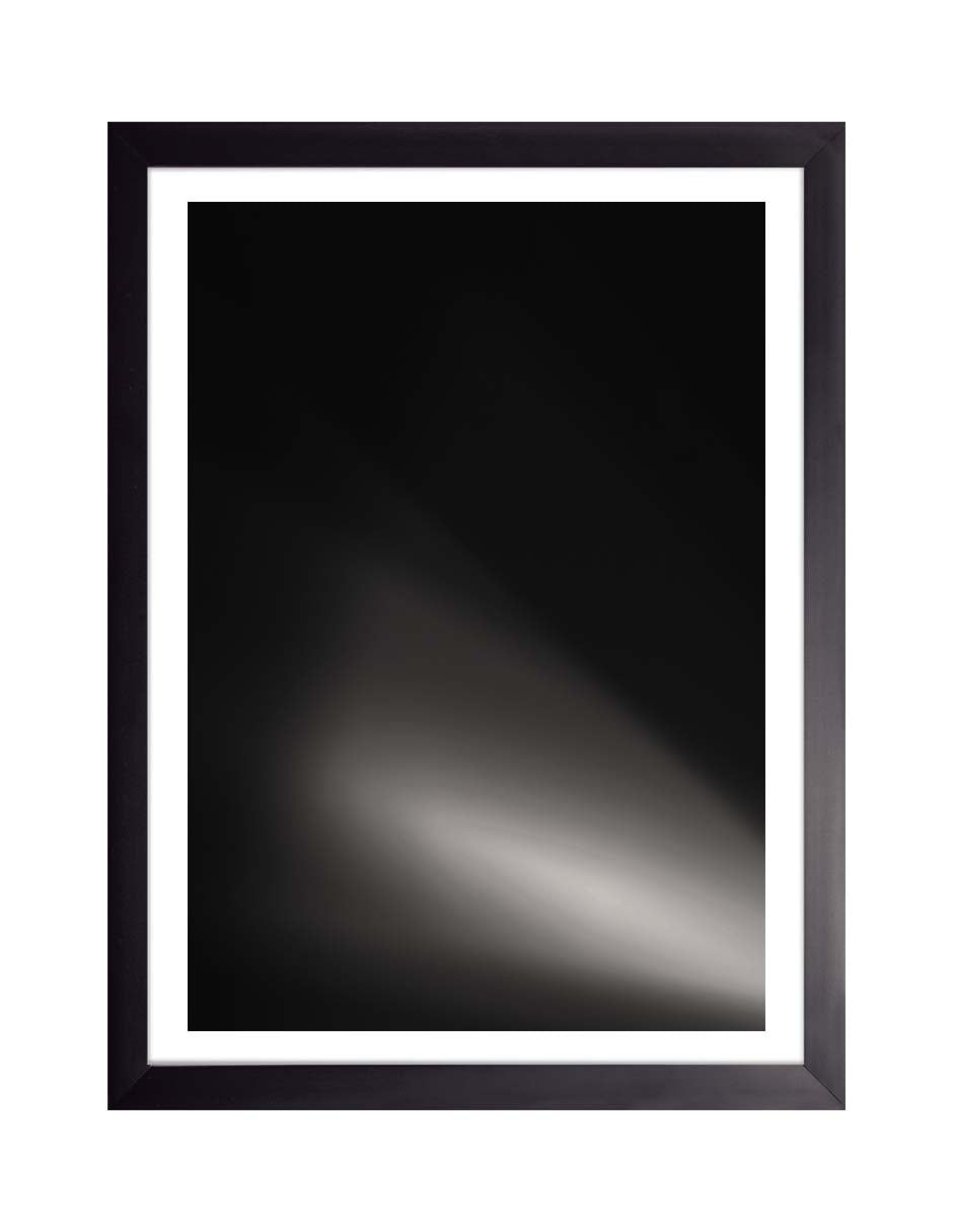 Cometa: estela de luz gris curva sobre fondo negro, cuadro con marco negro (ELEG-006)
