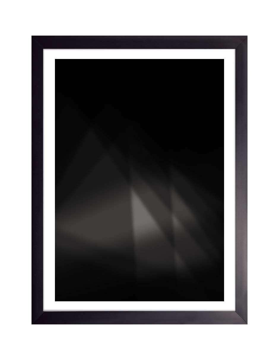 Facetas: facetas triangulares translúcidas en gris sobre fondo negro, cuadro con marco negro (ELEG-007)