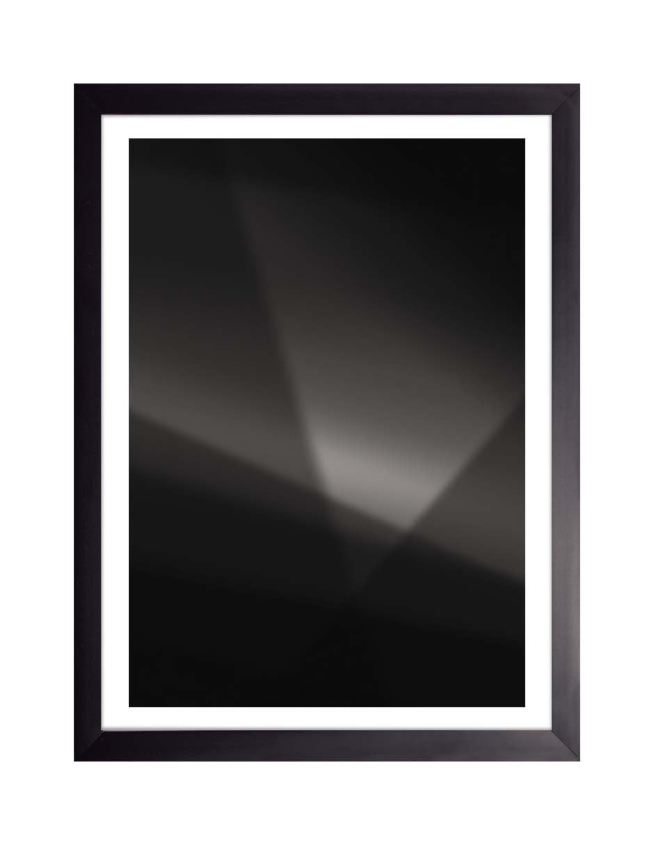 Haz de Luz: haz de luz gris con facetas sobre fondo negro, cuadro con marco negro (ELEG-001)
