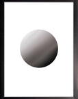 Planeta: esfera con degradado de gris claro a gris oscuro sobre fondo blanco, cuadro con marco negro (F-005)