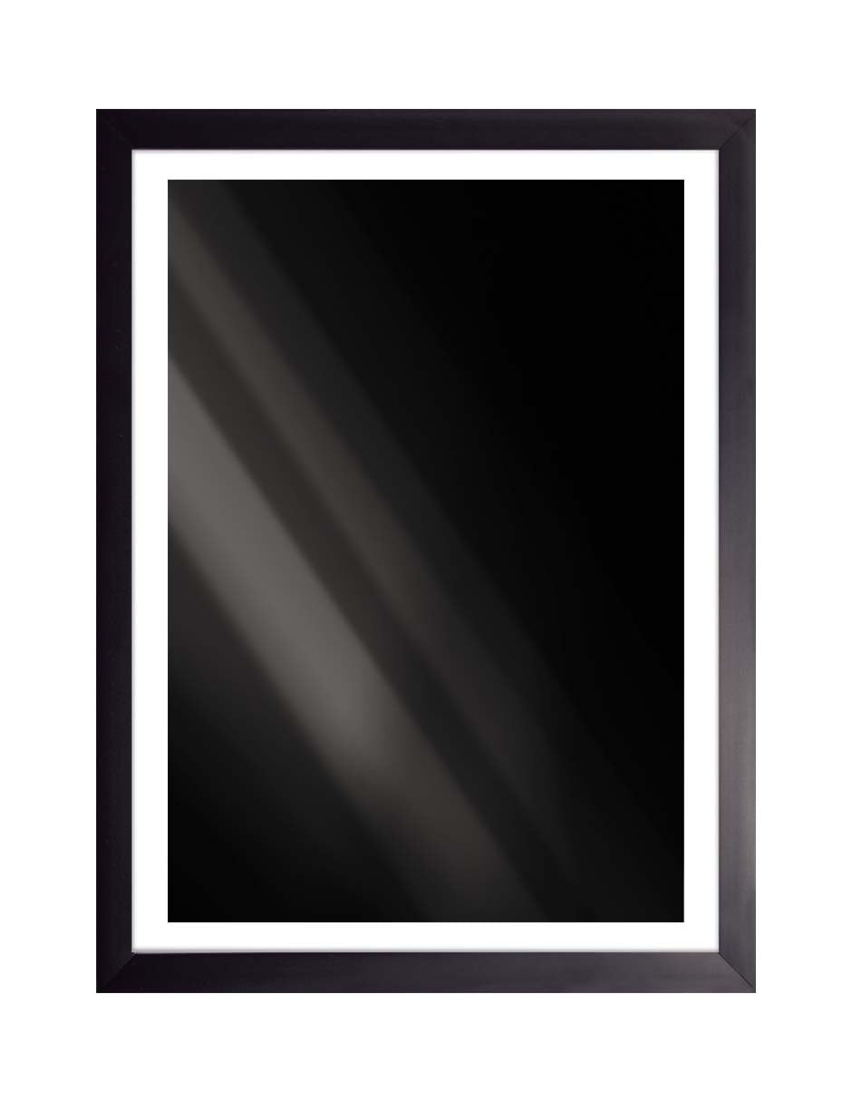 Rayo Diagonal: franjas diagonales de luz gris sobre fondo negro, cuadro con marco negro (ELEG-002)