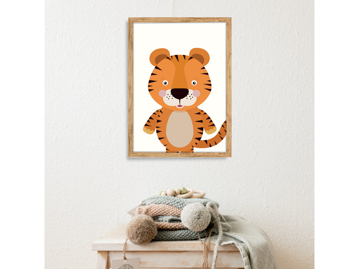Cuadro decorativo infantil de tigre naranja sobre una repisa con gorros de lana tejidos