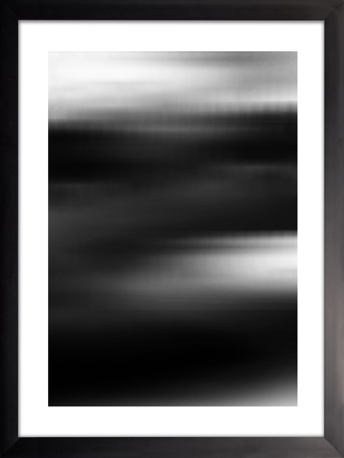 Tormenta Lenta: degradado difuso en blanco y negro con movimiento horizontal y borde blanco, cuadro con marco negro (DEG-003)